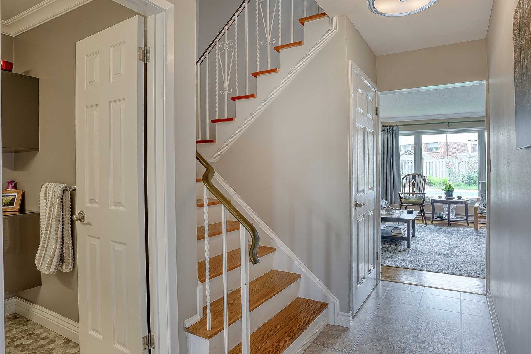 8 Lawrence Cres