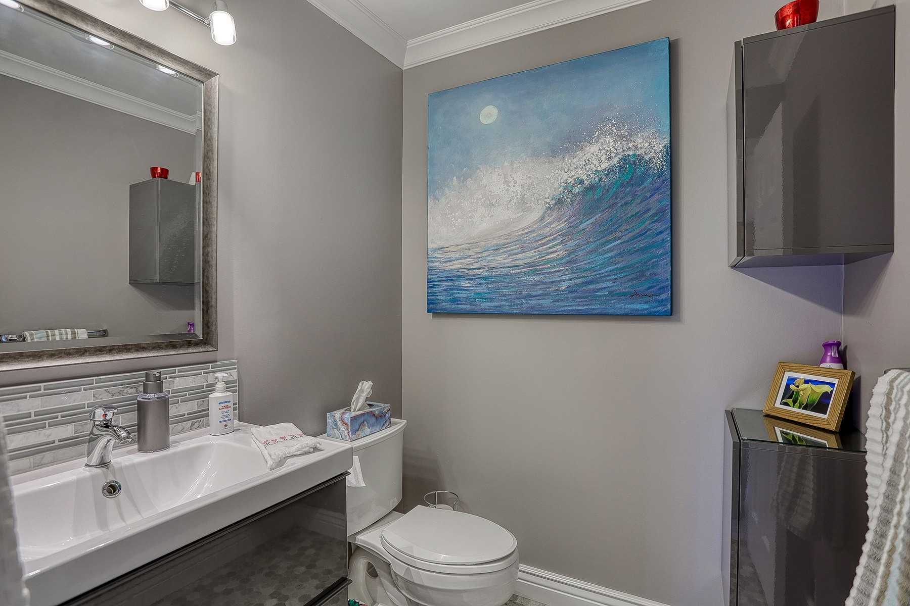 8 Lawrence Cres