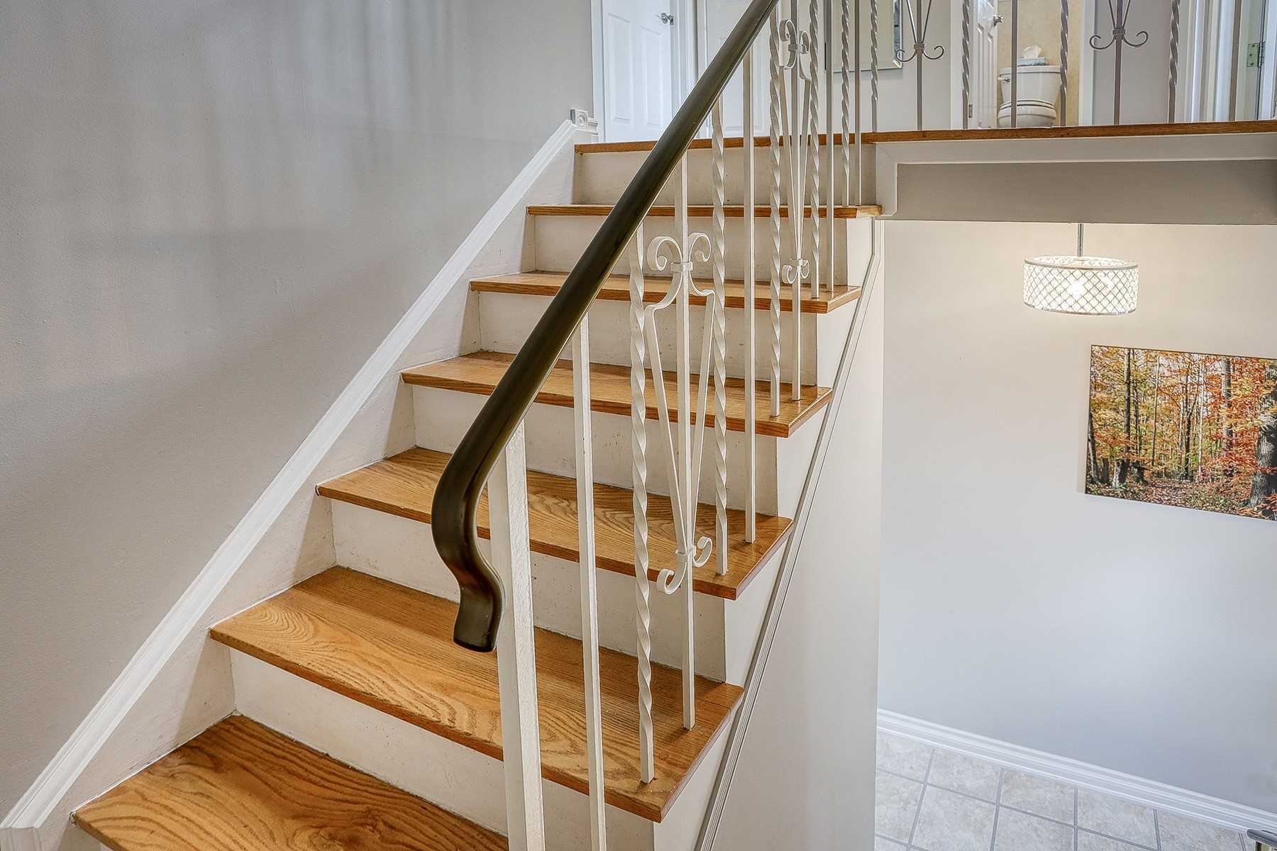 8 Lawrence Cres