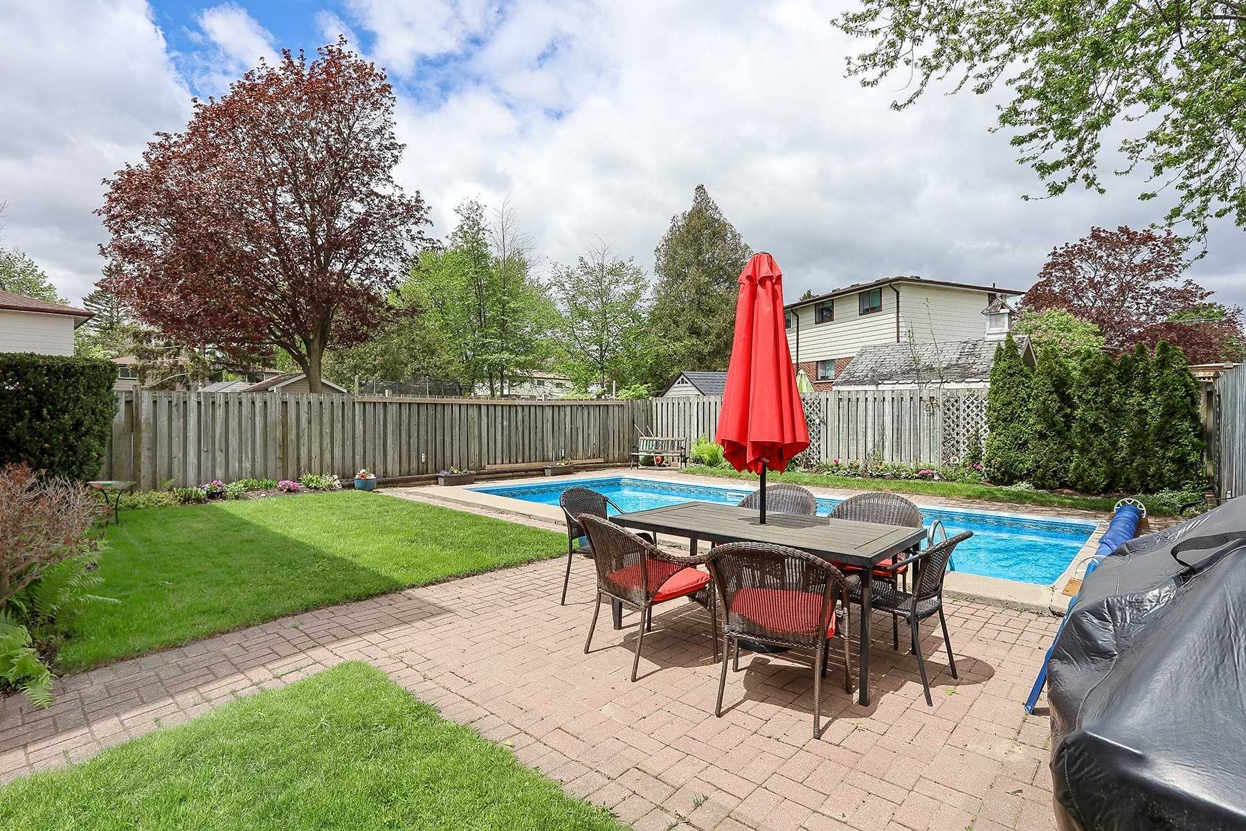8 Lawrence Cres