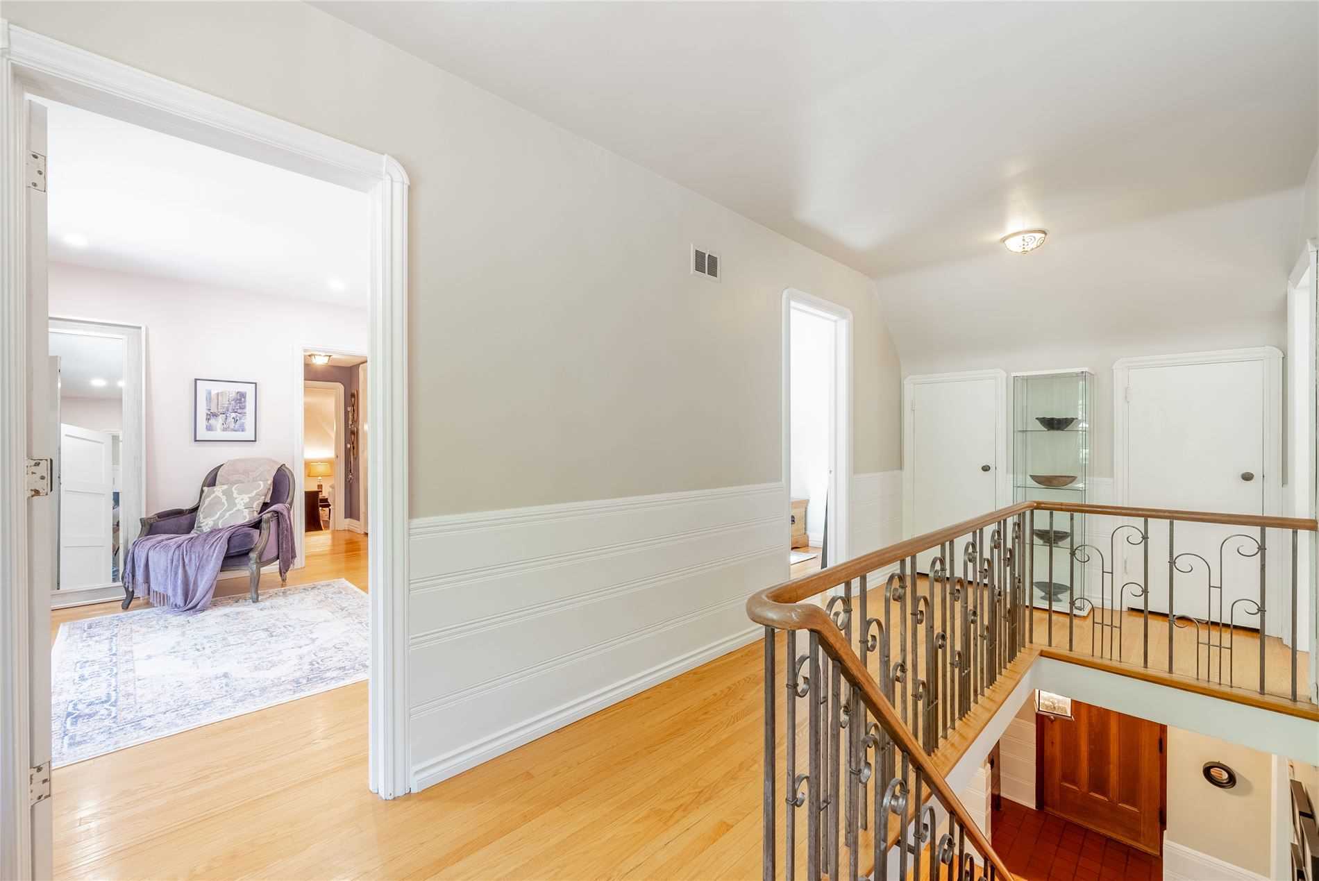 425 Mary St N
