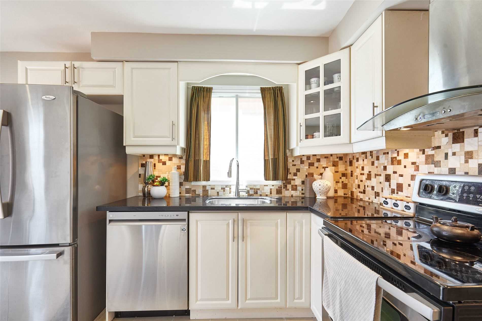 1632 Fairfield Cres