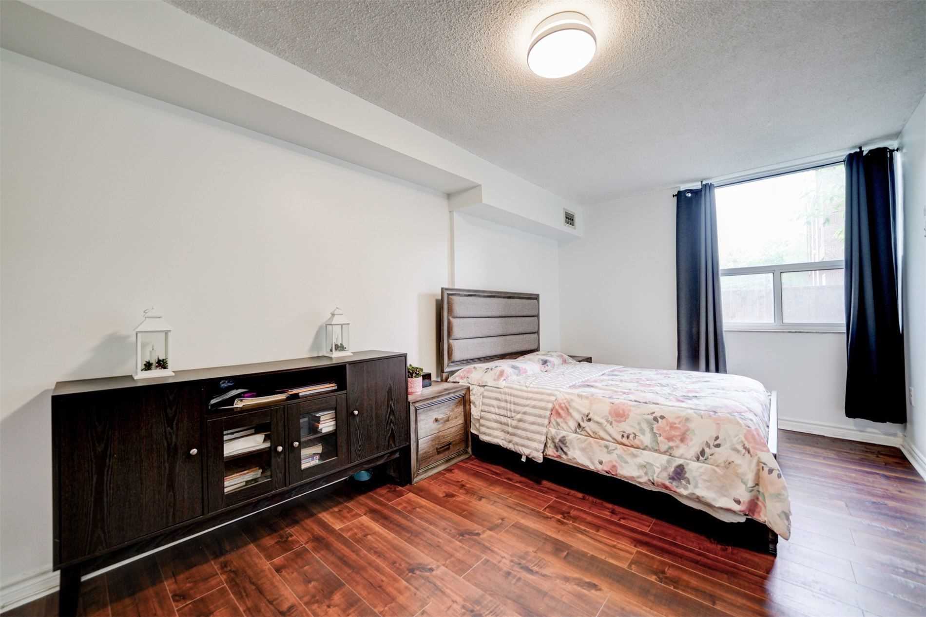4062 Lawrence Ave E, #106