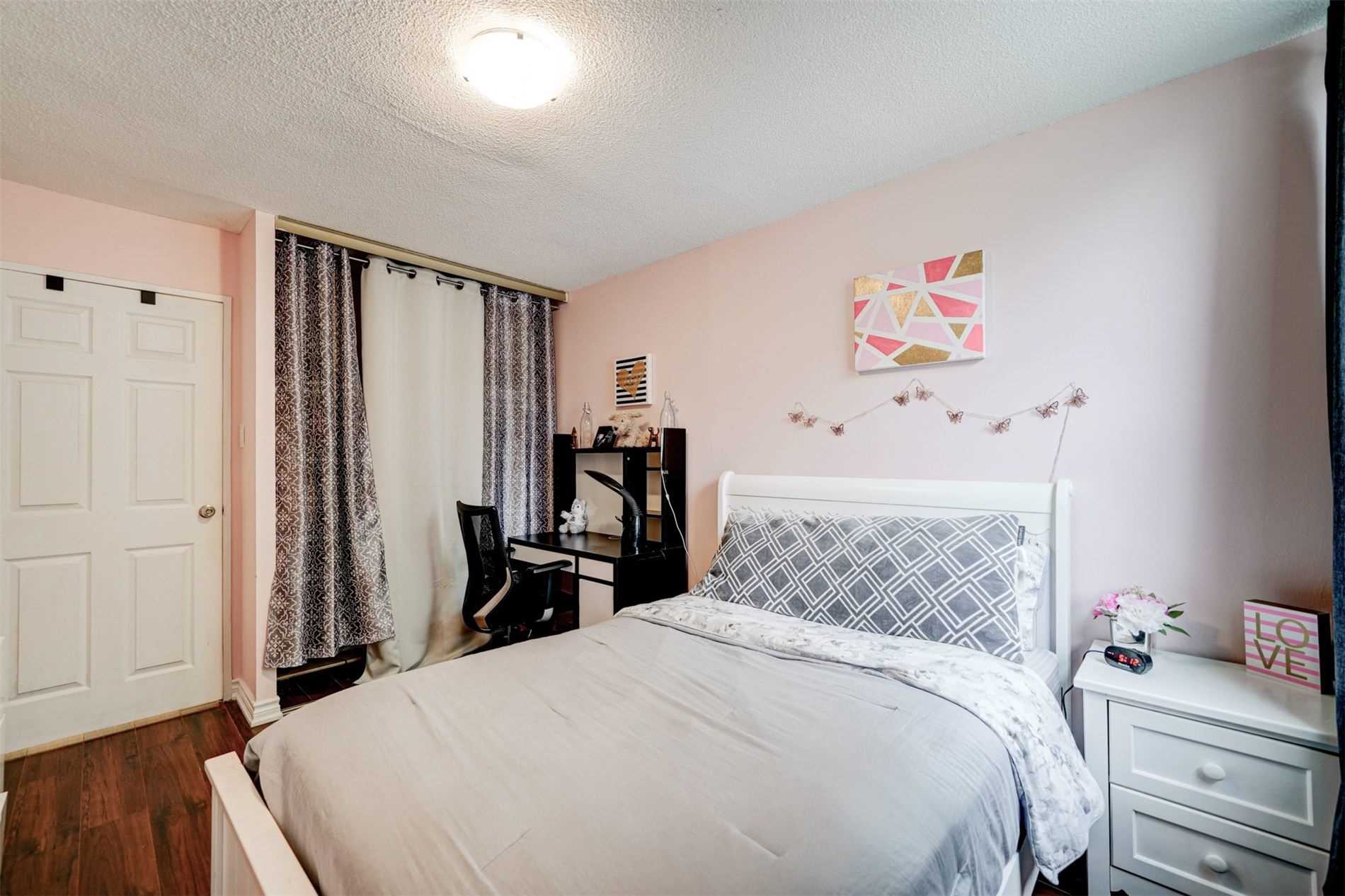 4062 Lawrence Ave E, #106