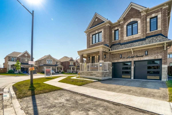 79 Maskell Cres W, Whitby