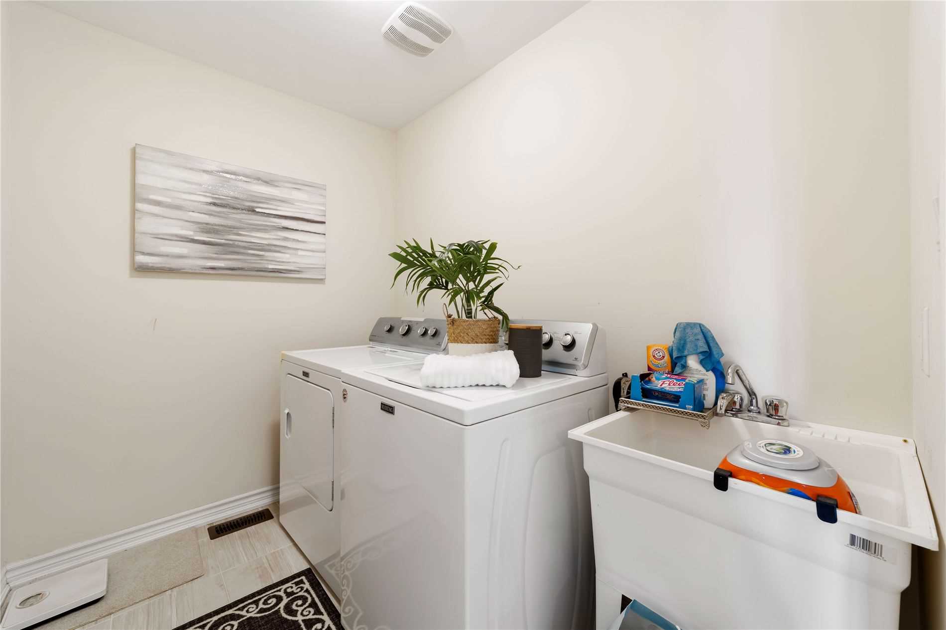 66 Moses Cres