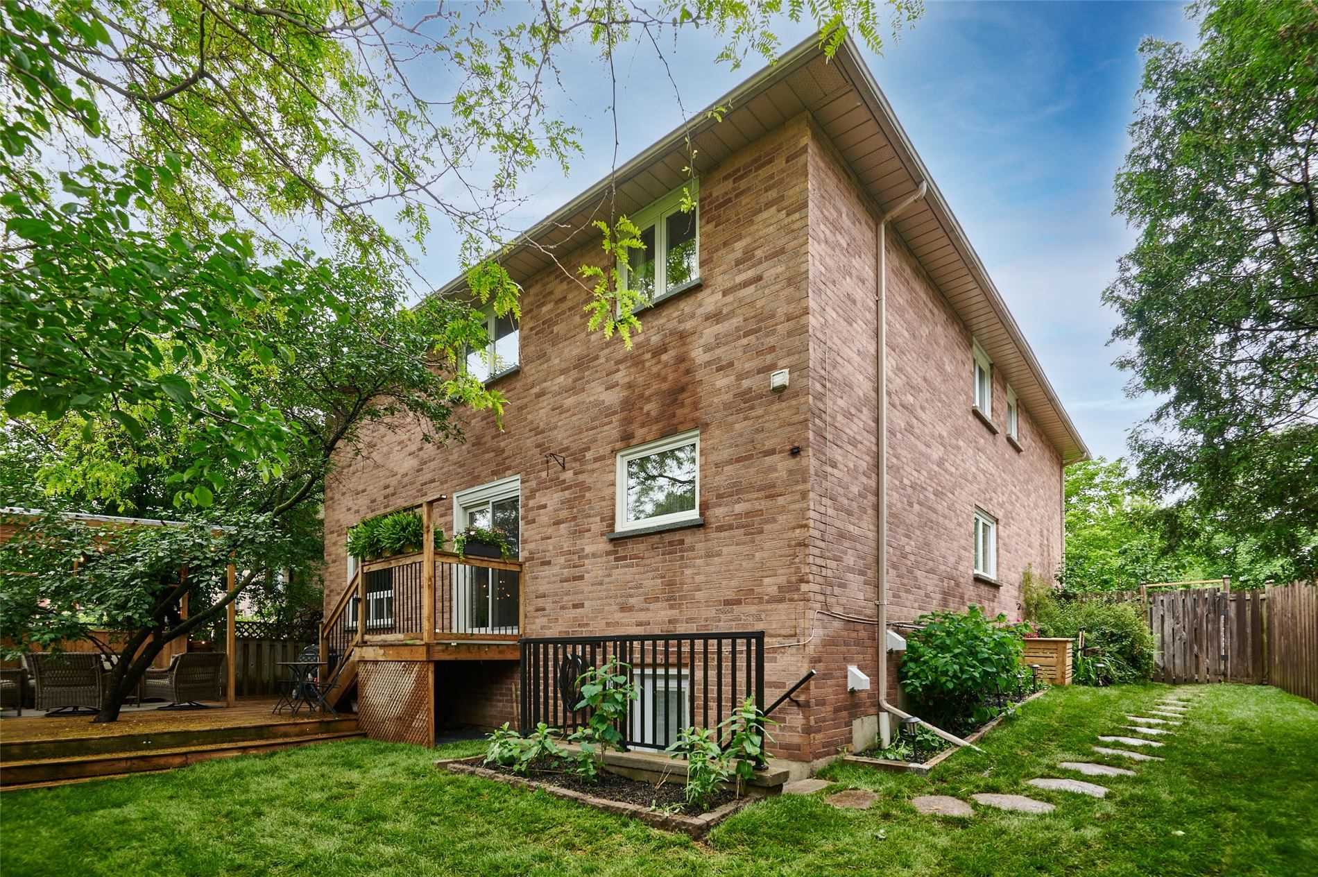27 Sugarbush Sq