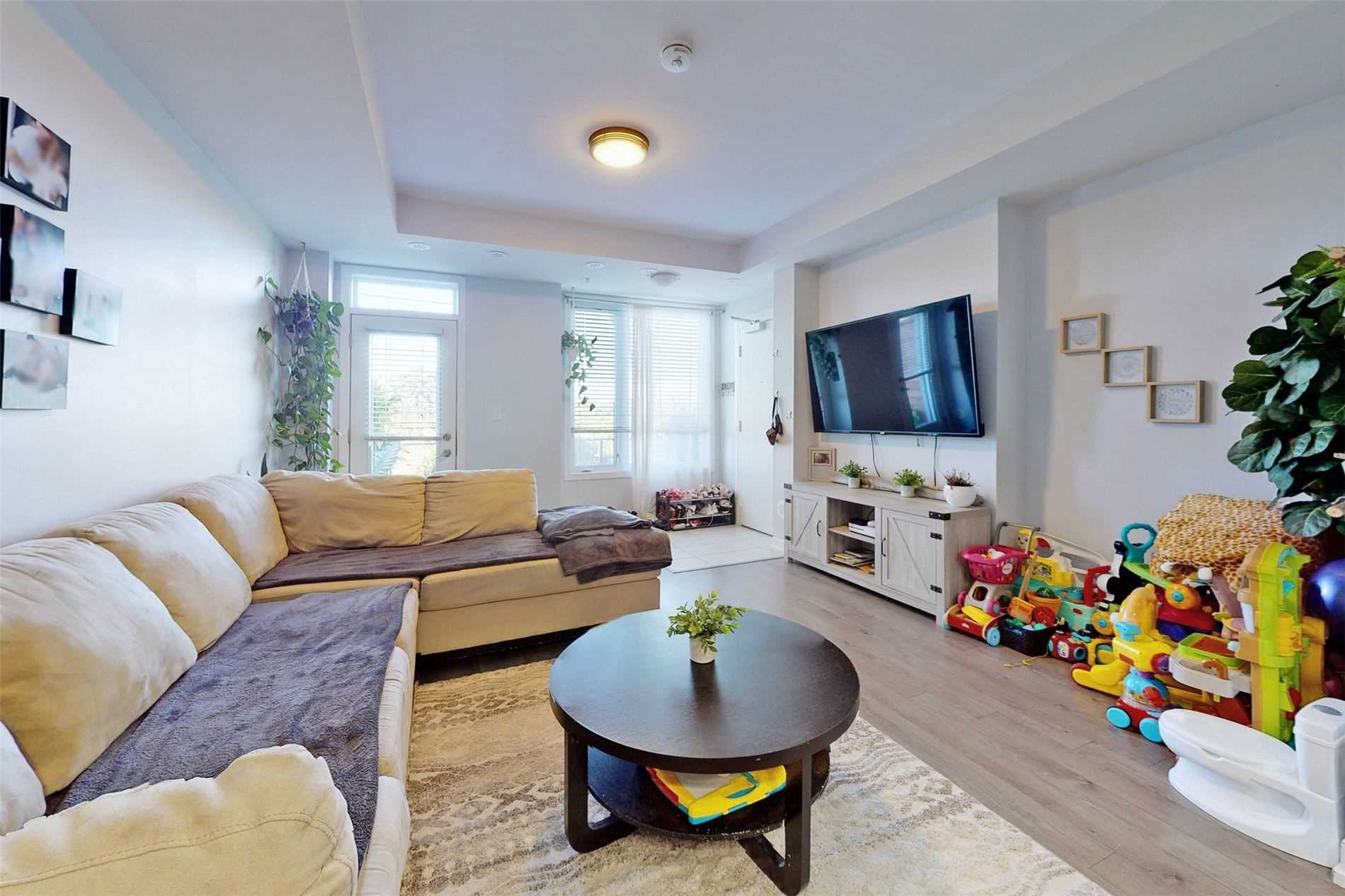 1555 Kingston Road, #404