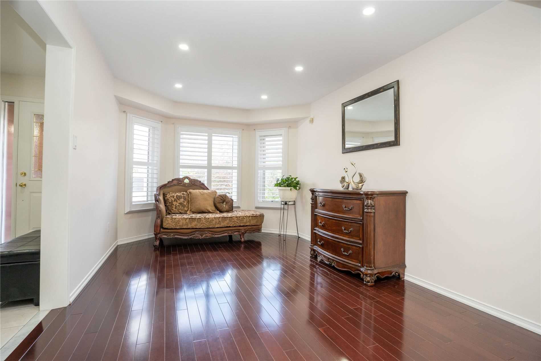 207 Mossbrook Square