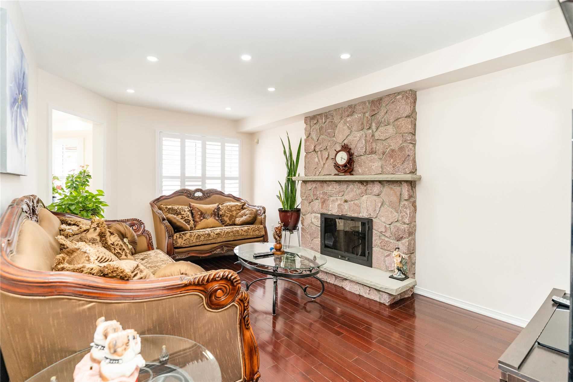 207 Mossbrook Square