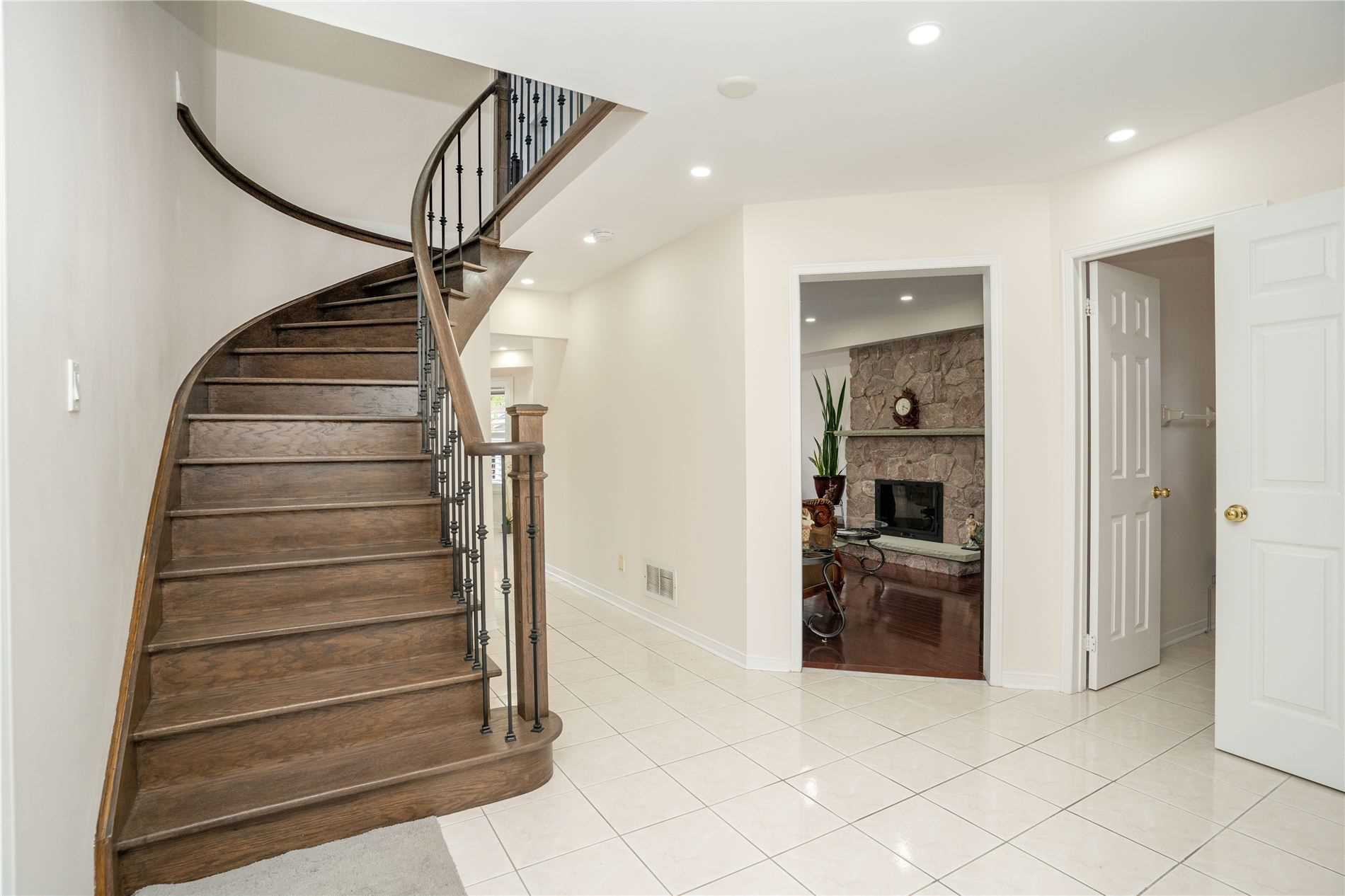 207 Mossbrook Square