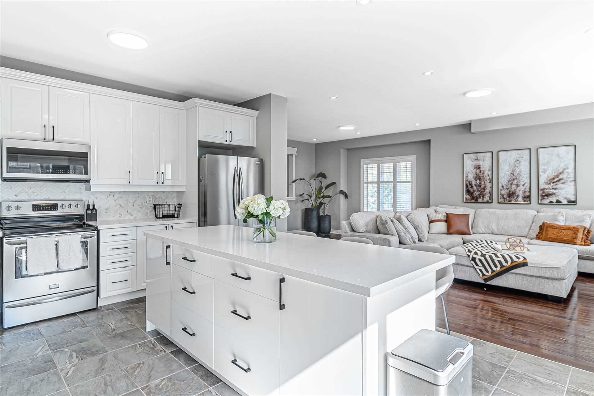 119 Robert Attersley Drive E
