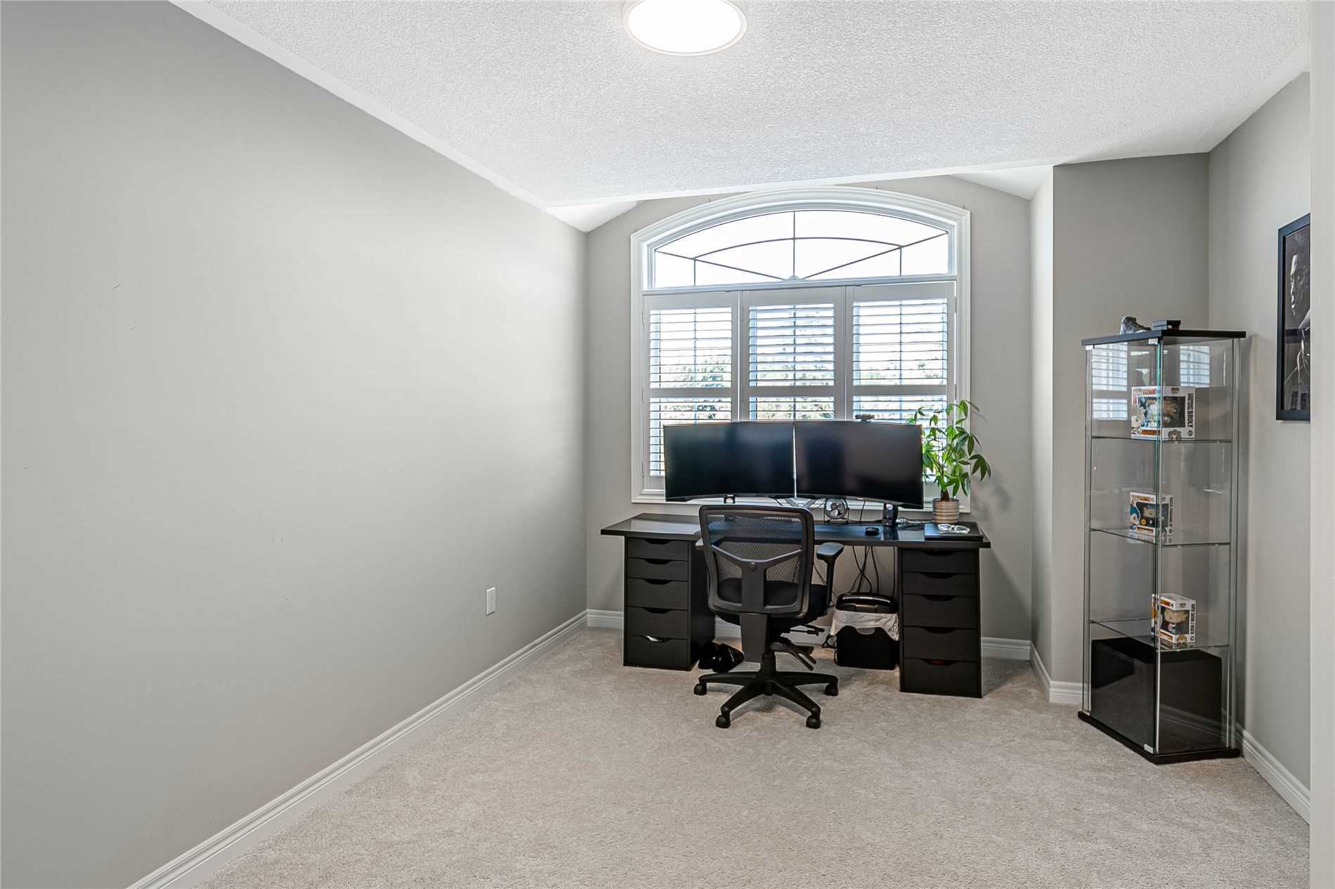 119 Robert Attersley Drive E