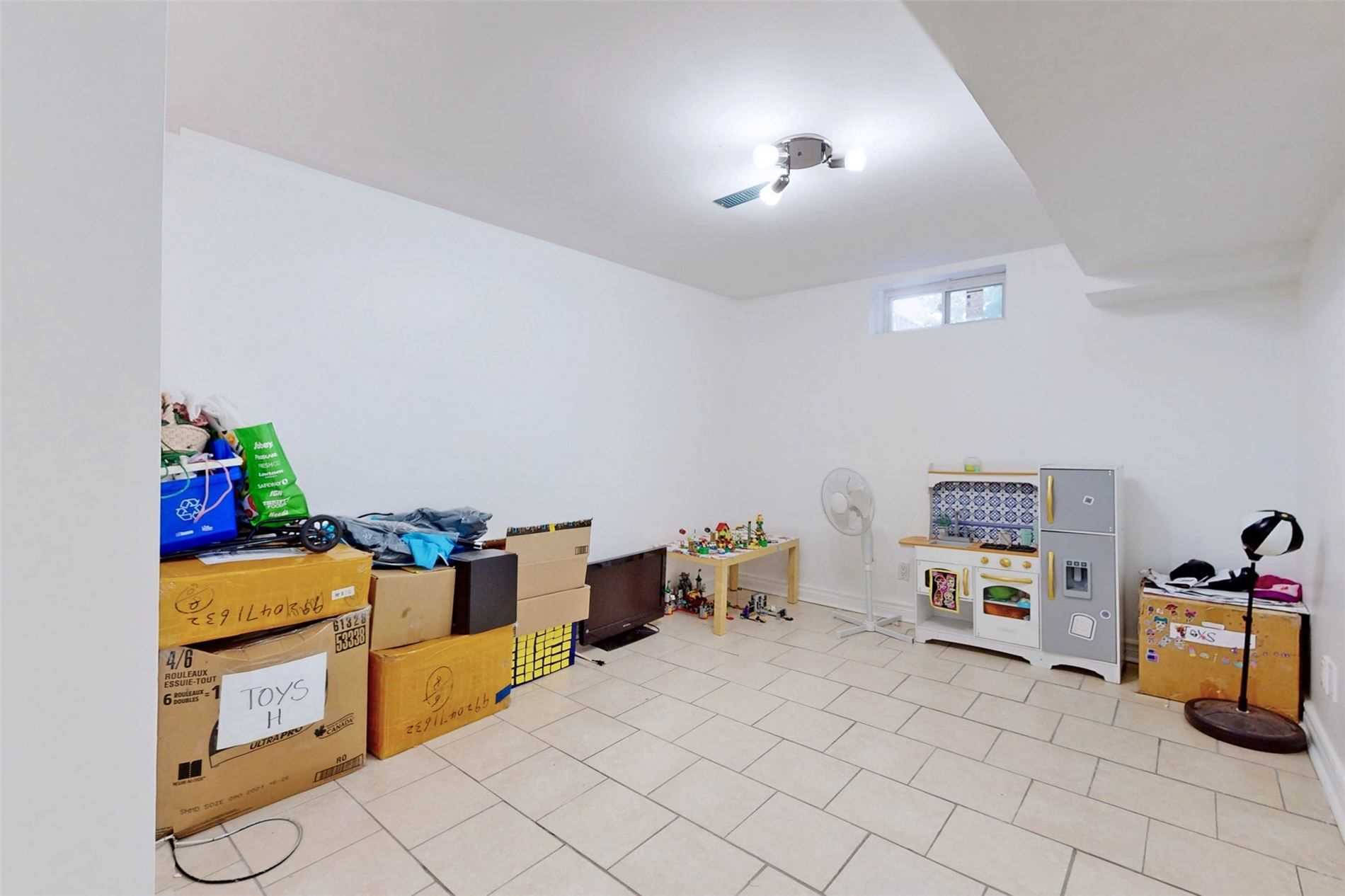 18 Charlton Cres