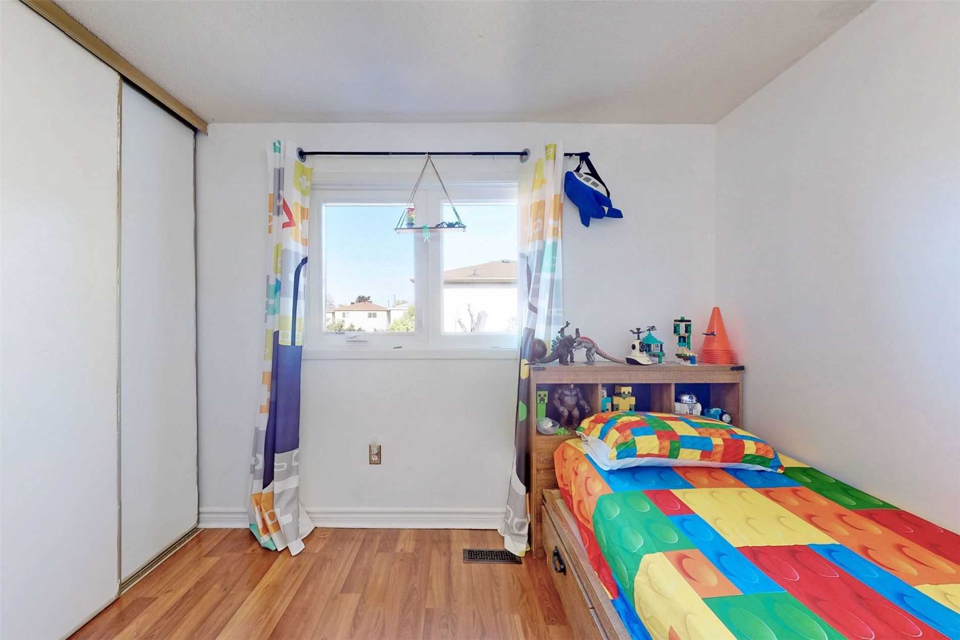 18 Charlton Cres