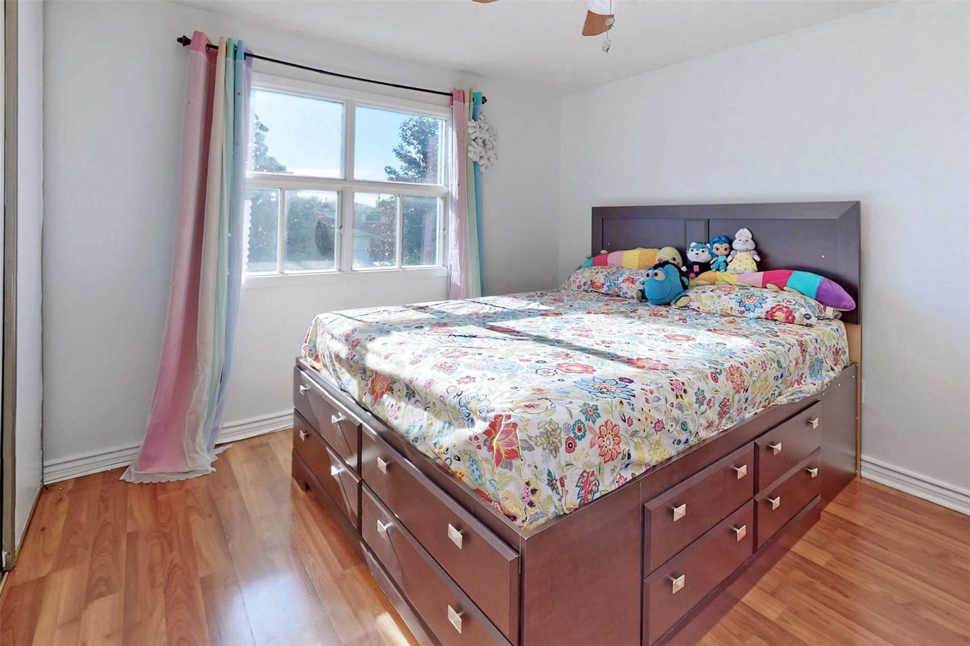 18 Charlton Cres