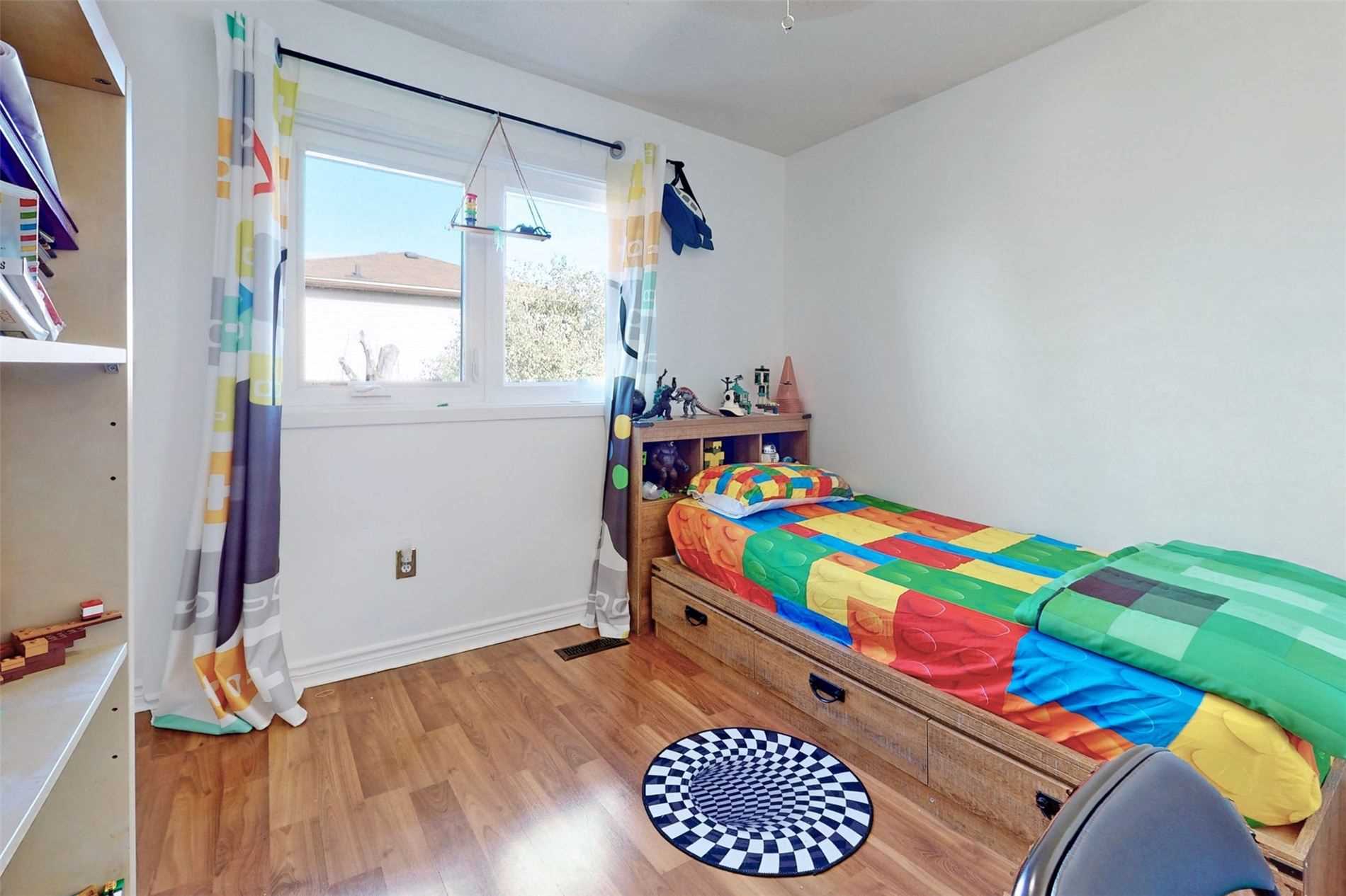 18 Charlton Cres