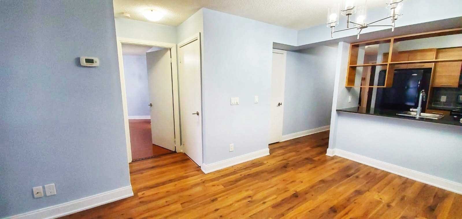 135 Village Green Square, #2022