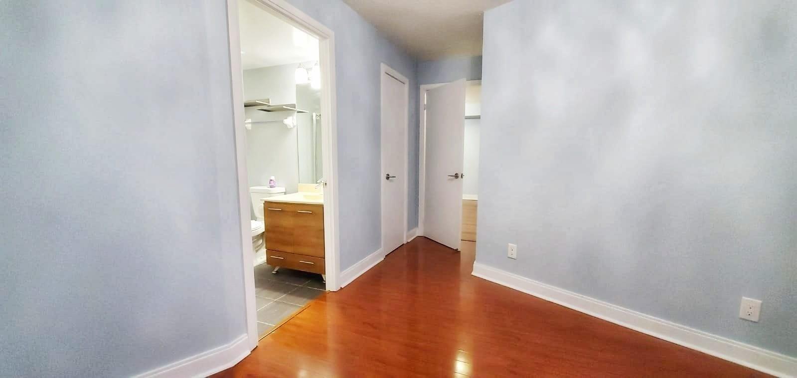 135 Village Green Square, #2022