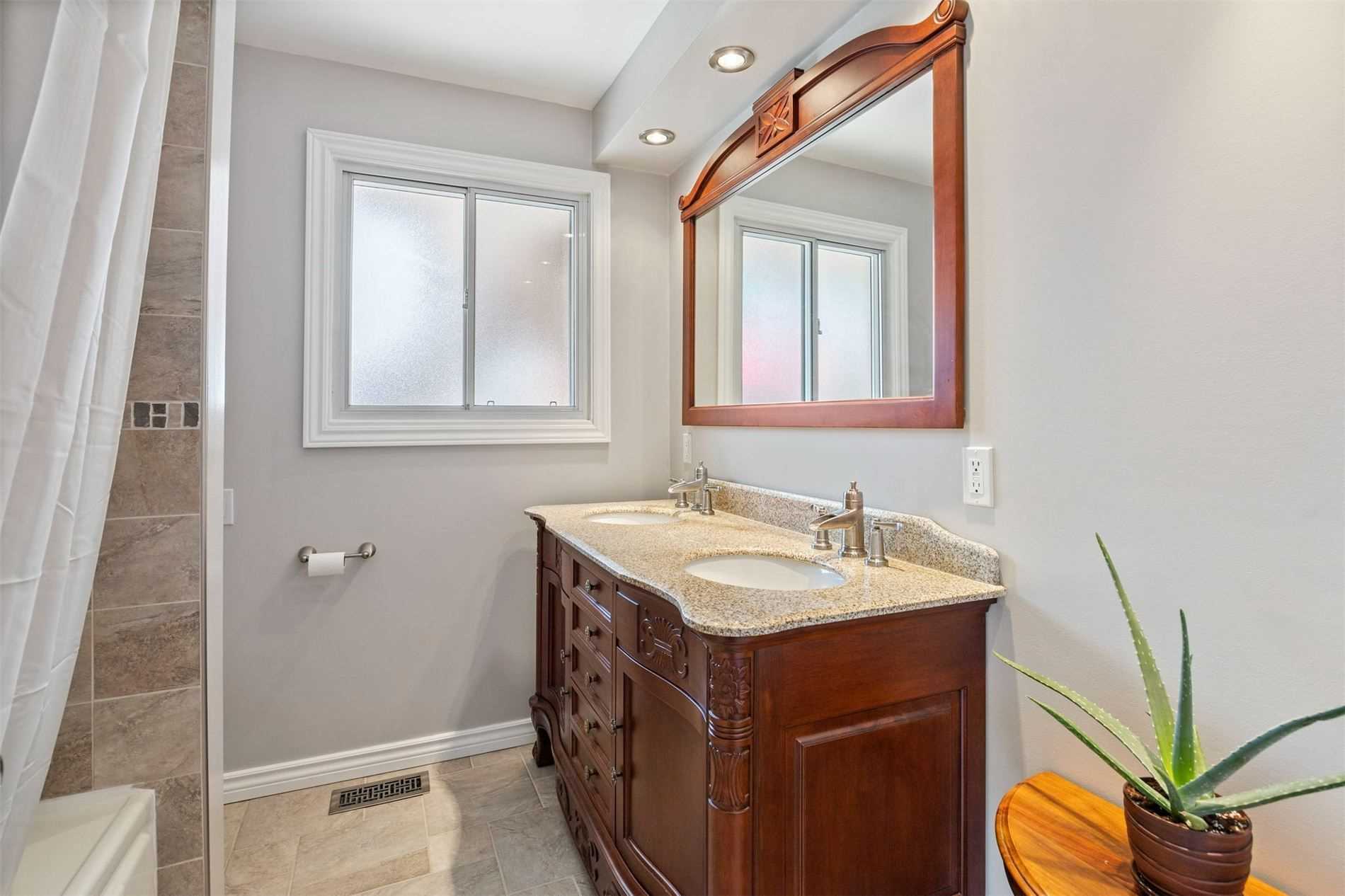 83 Sherwood Road E