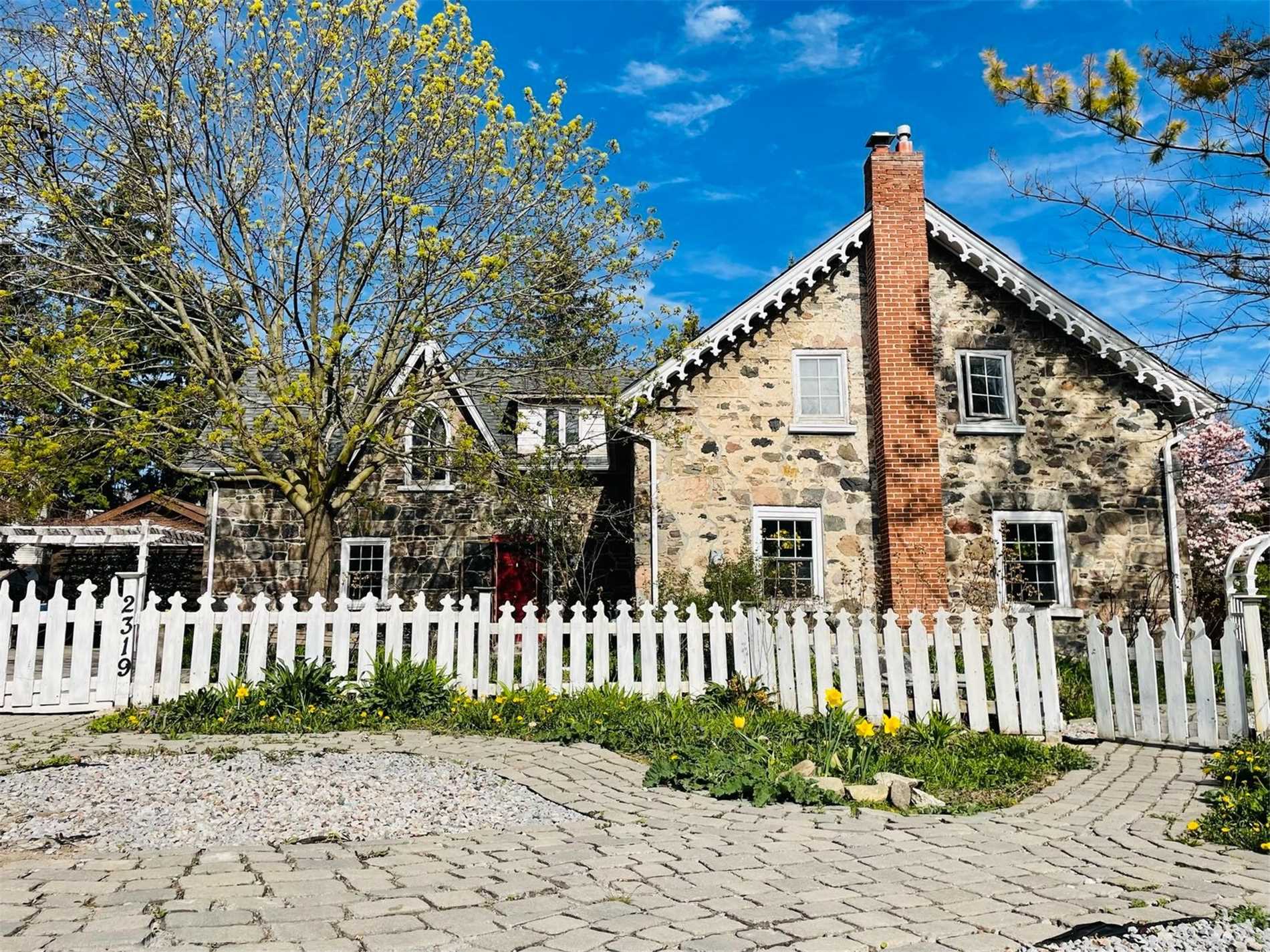 2319 Wildwood Cres