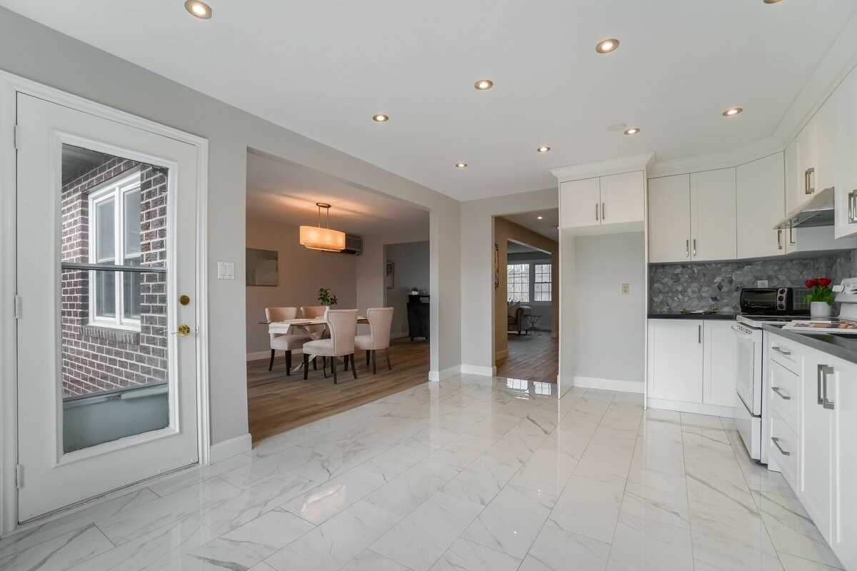 717 King St W