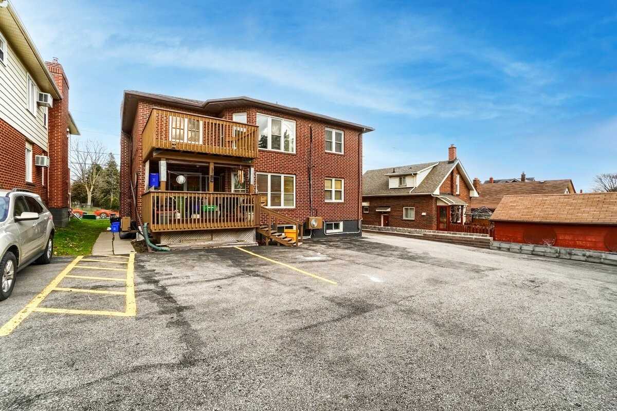 717 King St W