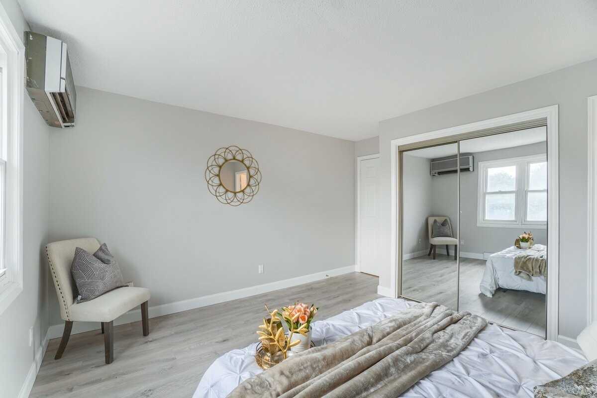 717 King St W