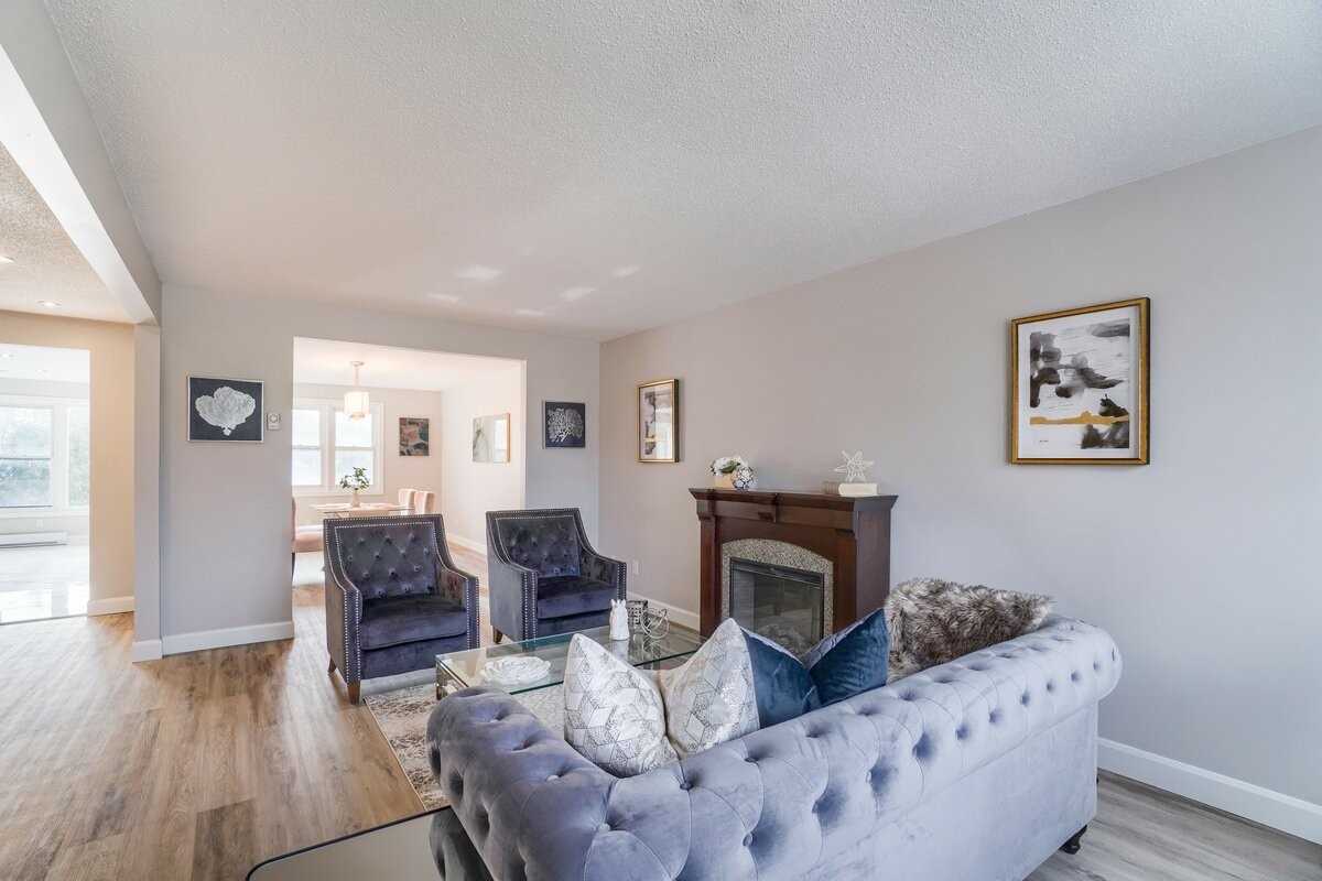 717 King St W