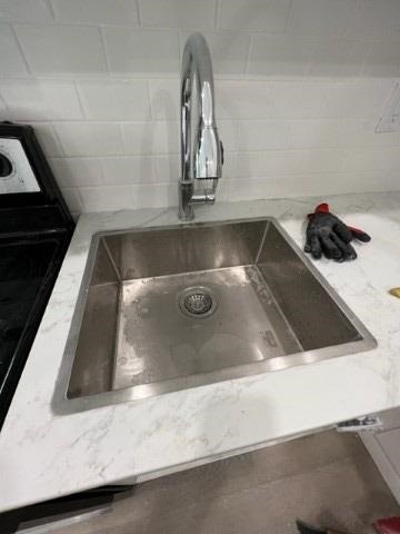 850 Carlaw Avenue, #3rd Flr