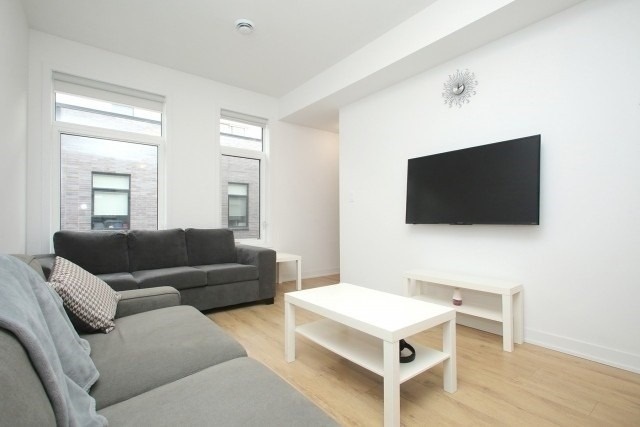 1740 Simcoe St N, #40