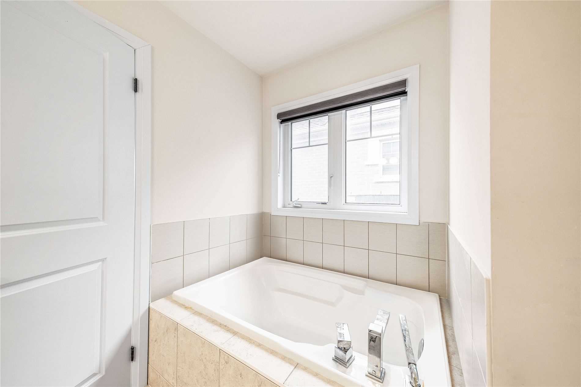 30 Ambereen Pl