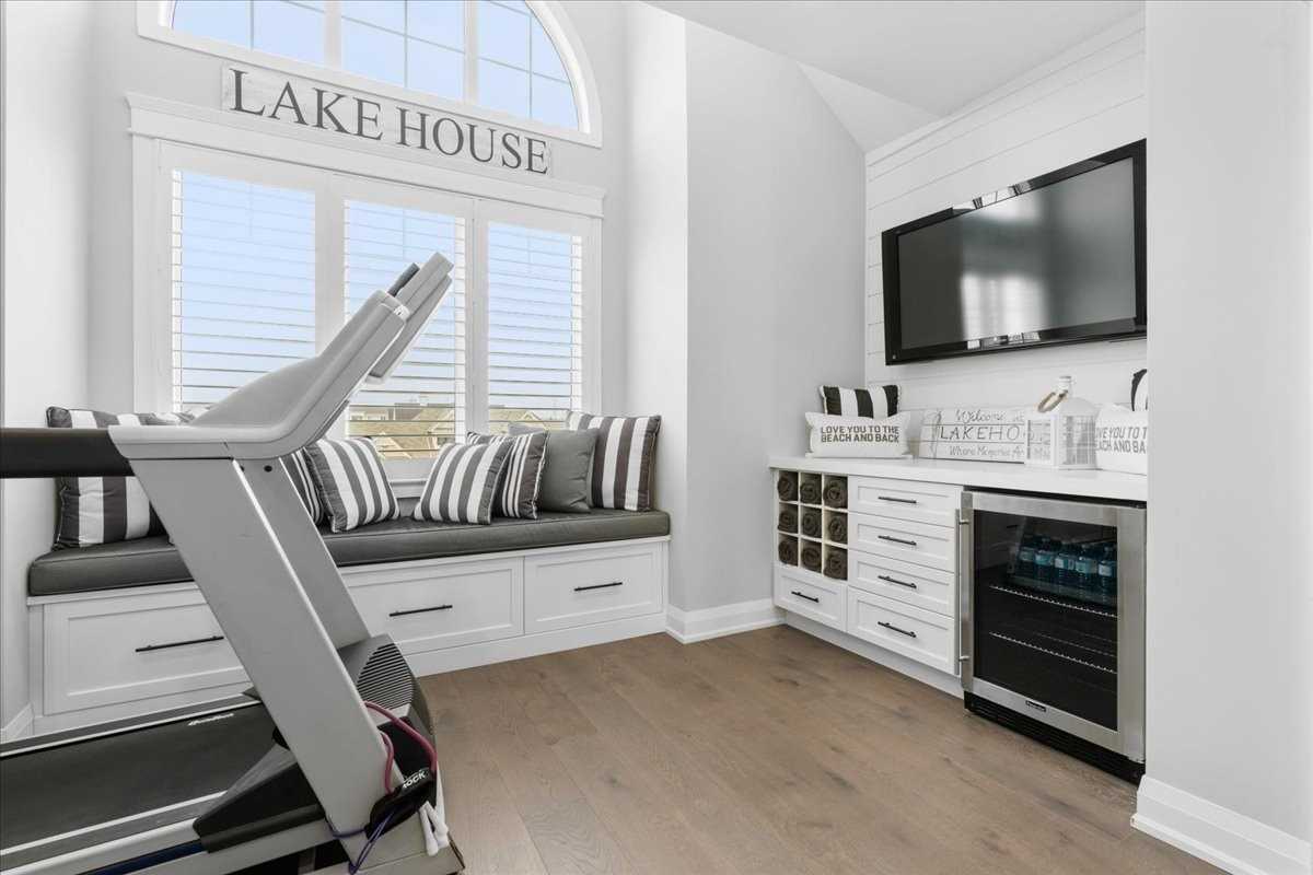 315 Lakebreeze Drive #1