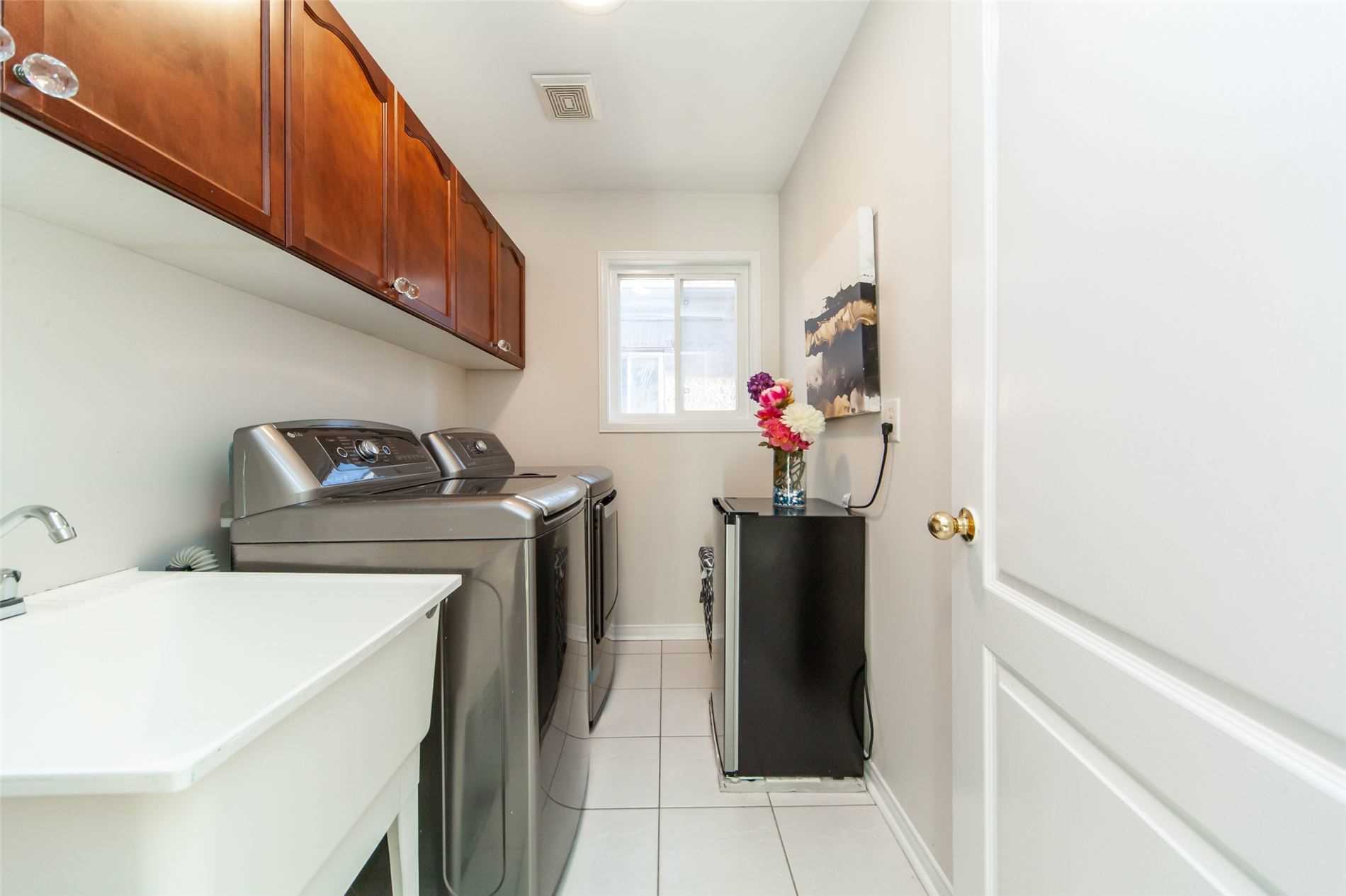 11 Middlecote Dr