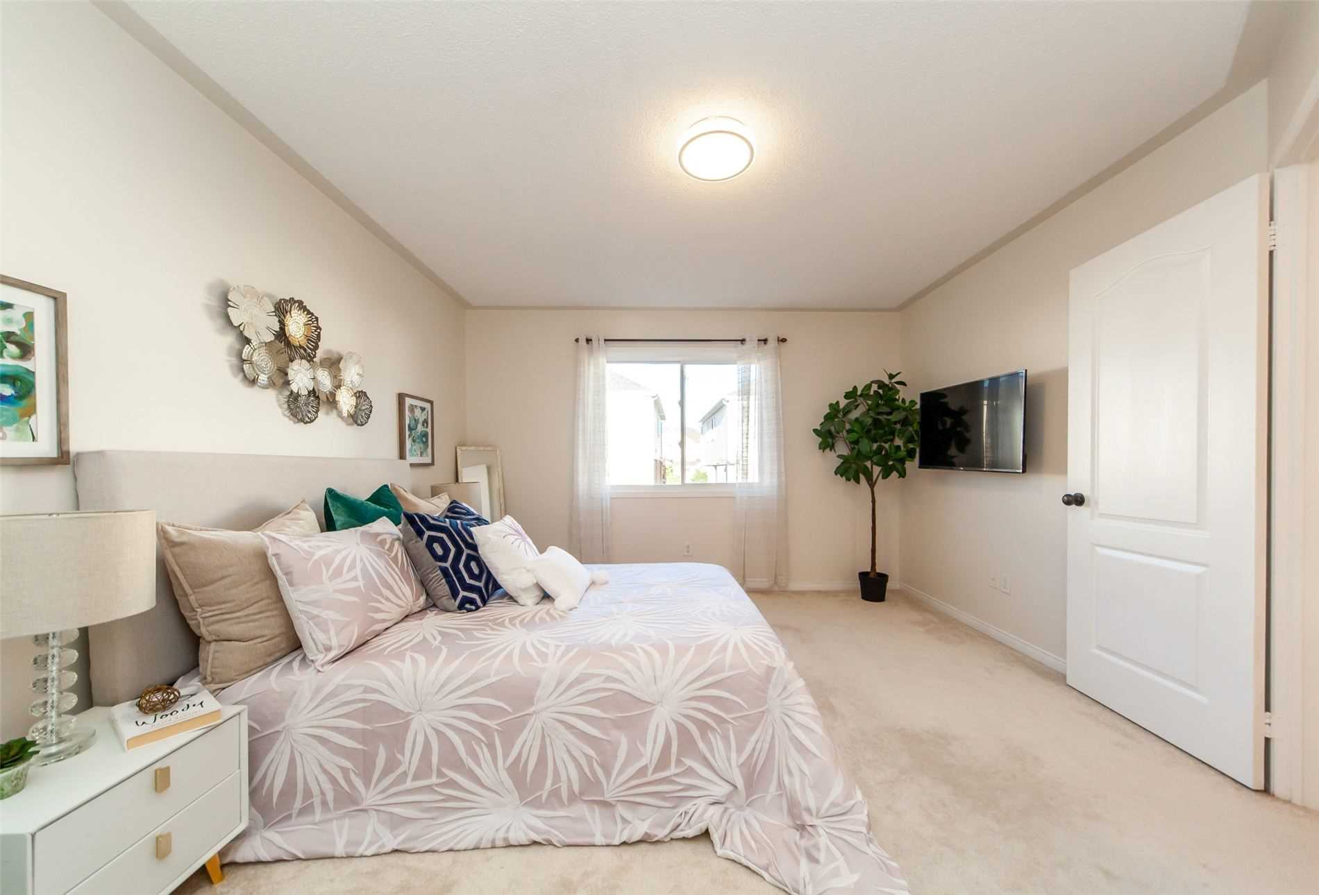 11 Middlecote Dr