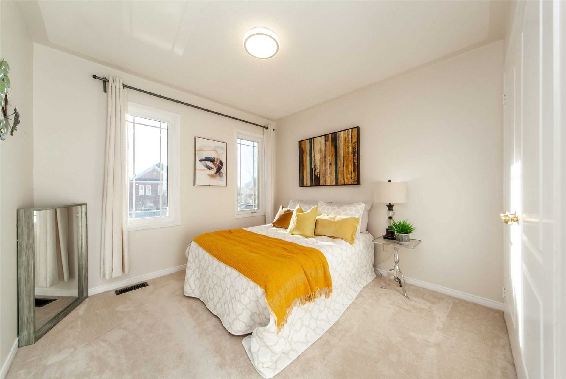 11 Middlecote Dr