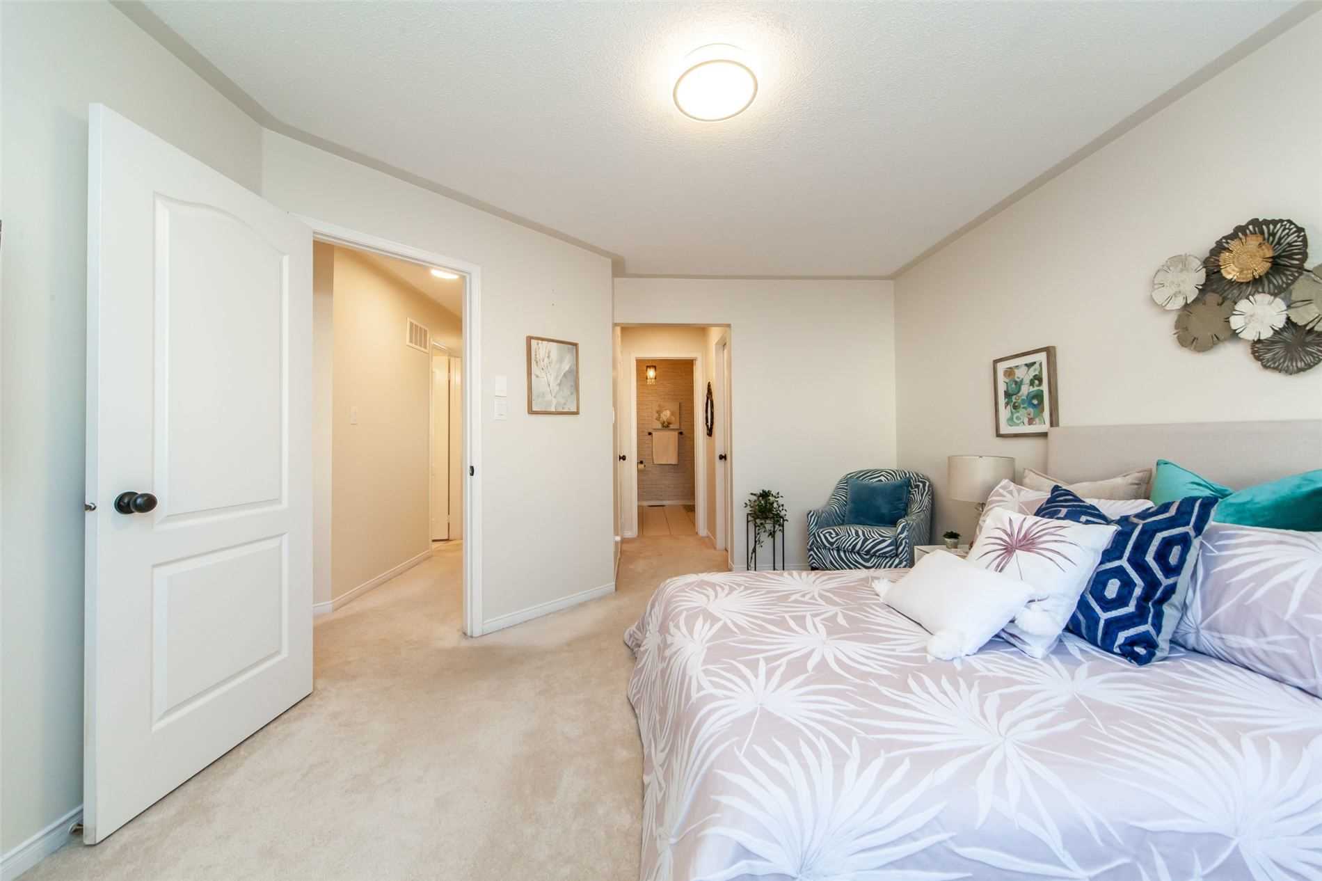 11 Middlecote Dr