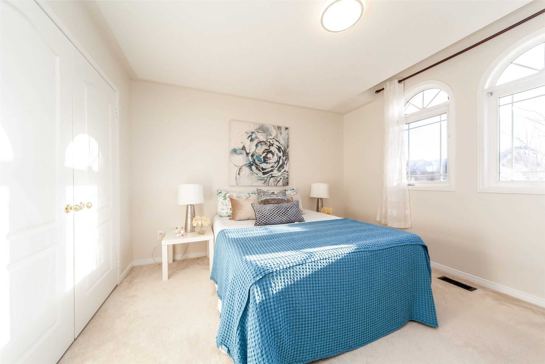 11 Middlecote Dr
