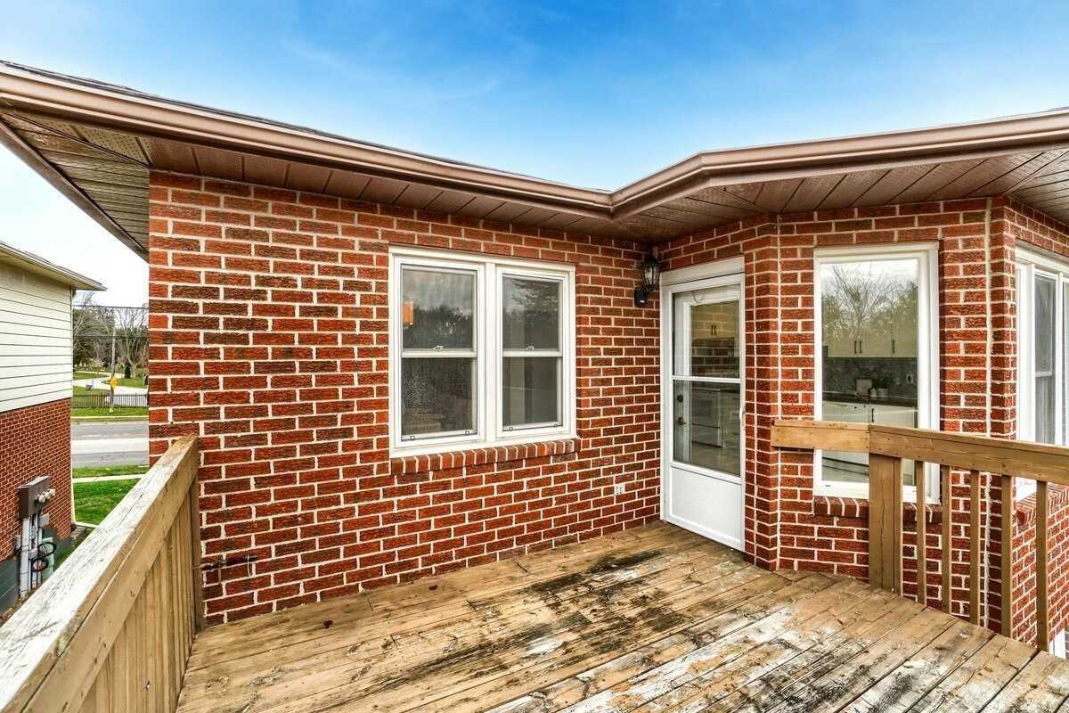 717 King St W
