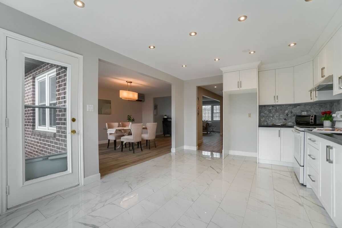 717 King St W