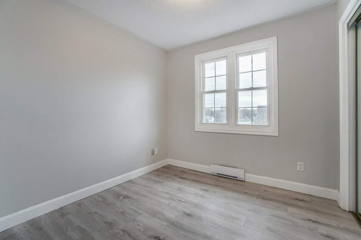 717 King St W