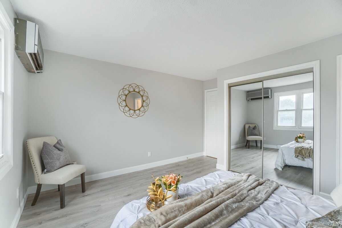717 King St W