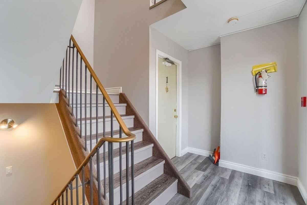 717 King St W