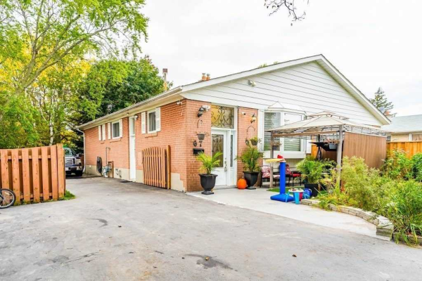 67 Thorncroft Cres, Ajax