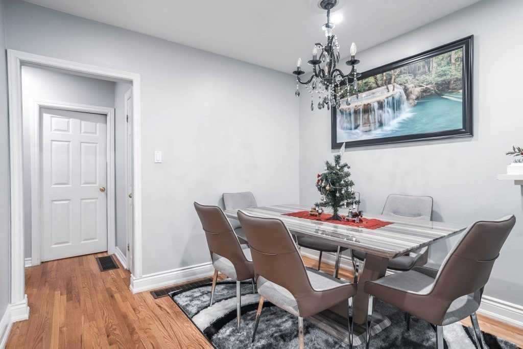 67 Thorncroft Cres