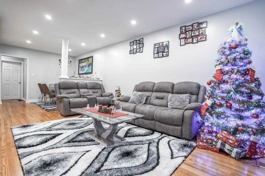 67 Thorncroft Cres