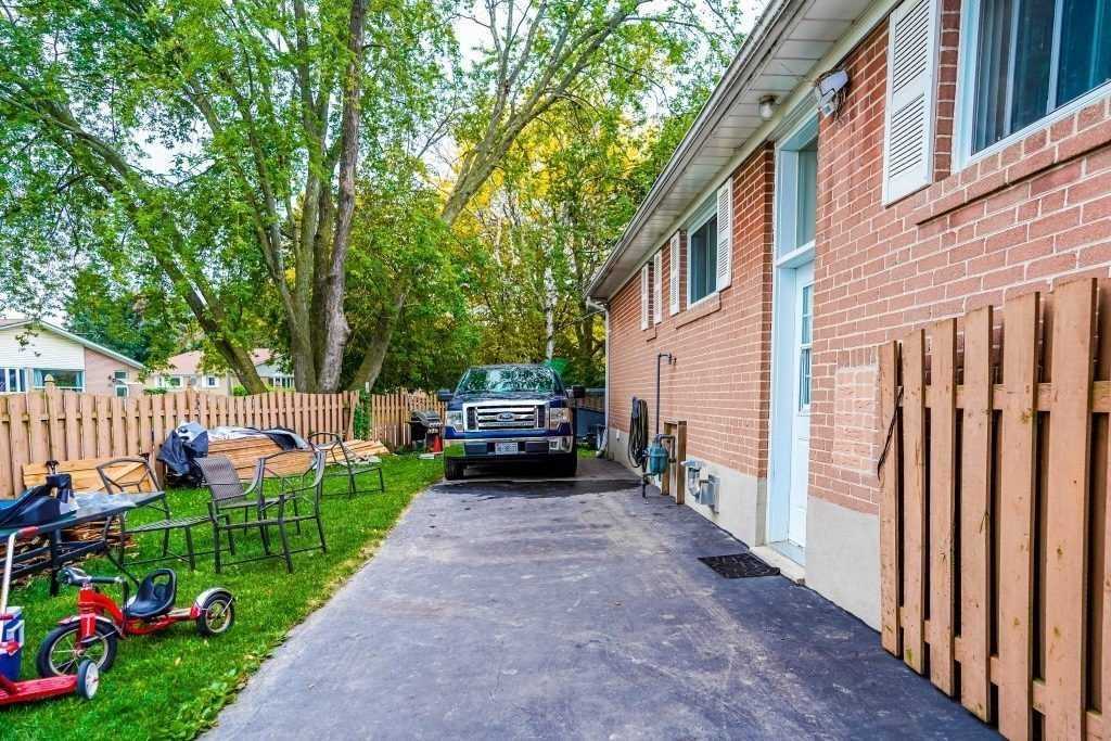 67 Thorncroft Cres