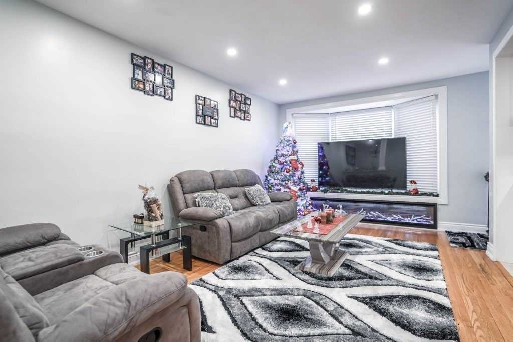 67 Thorncroft Cres