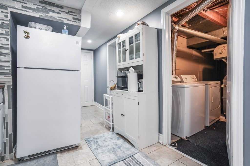 67 Thorncroft Cres