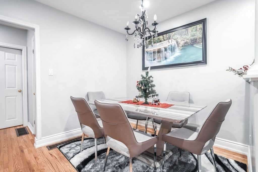 67 Thorncroft Cres